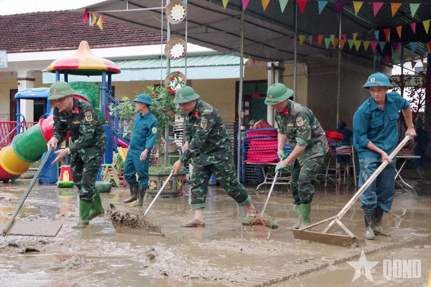Lực lượng vũ trang tỉnh Nghệ An tích cực giúp nhân dân khắc phục hậu quả bão số 5