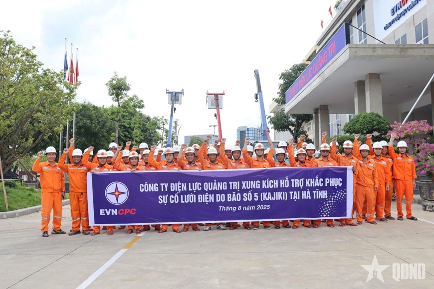 Công ty Điện lực Quảng Trị cử Đội xung kích hỗ trợ khôi phục lưới điện tại xã Kỳ Anh, tỉnh Hà Tĩnh