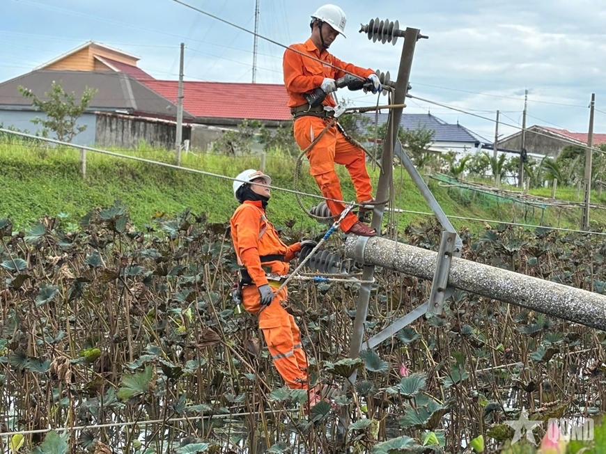 Công ty Điện lực Quảng Trị cử Đội xung kích hỗ trợ khôi phục lưới điện tại xã Kỳ Anh, tỉnh Hà Tĩnh