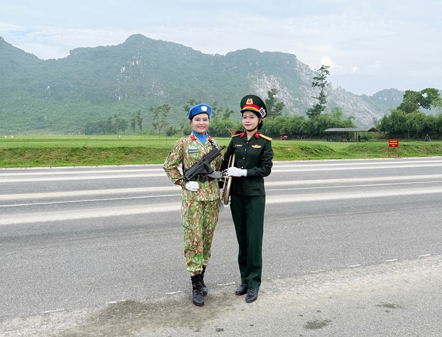 Hai chị em gái ruột sánh vai trong đội hình diễu binh, diễu hành A80