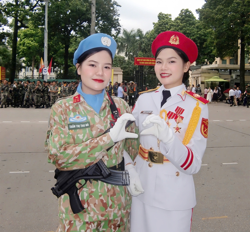 Hai chị em gái ruột sánh vai trong đội hình diễu binh, diễu hành A80