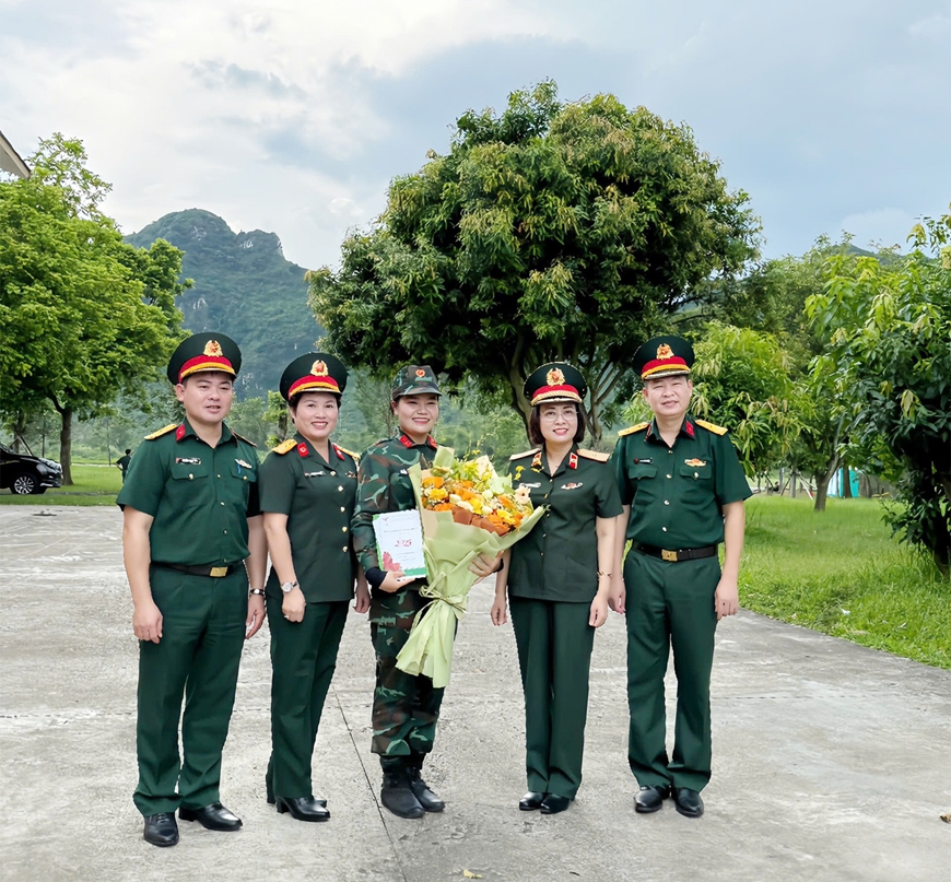 Hai chị em gái ruột sánh vai trong đội hình diễu binh, diễu hành A80