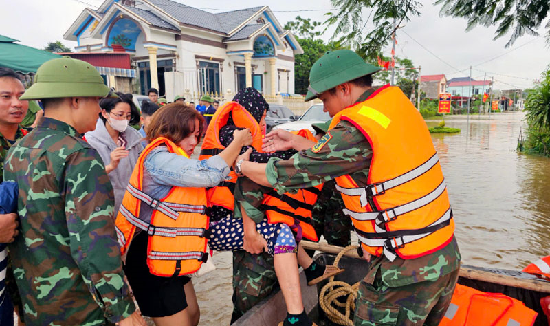 Khẩn cấp hộ đê, khôi phục hệ thống điện và viễn thông sau bão