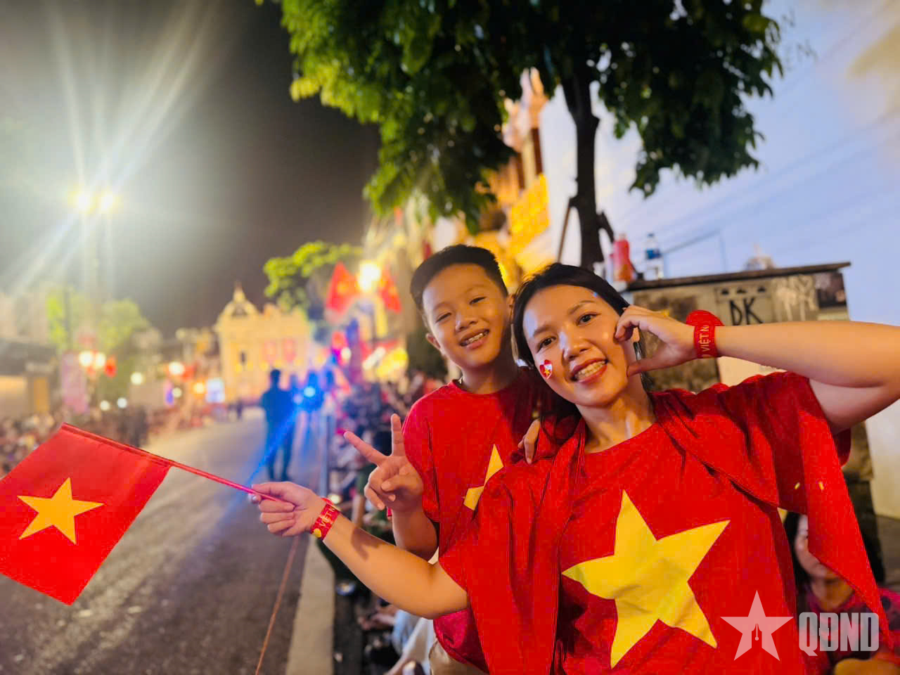 Ấm áp sẻ chia, dâng trào niềm tự hào dân tộc