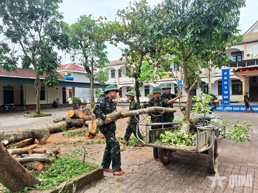 Dàn quân giúp dân chống lũ, "dọn bão"
