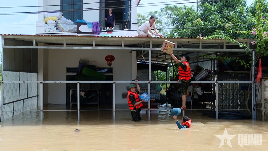 Dàn quân giúp dân chống lũ, "dọn bão"