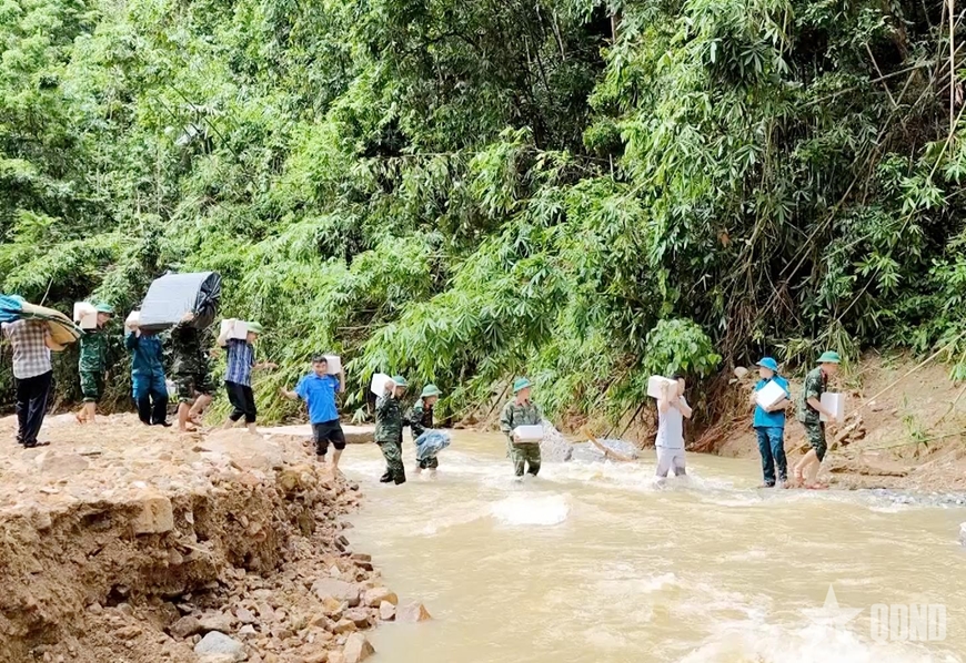 Dàn quân giúp dân chống lũ, "dọn bão"