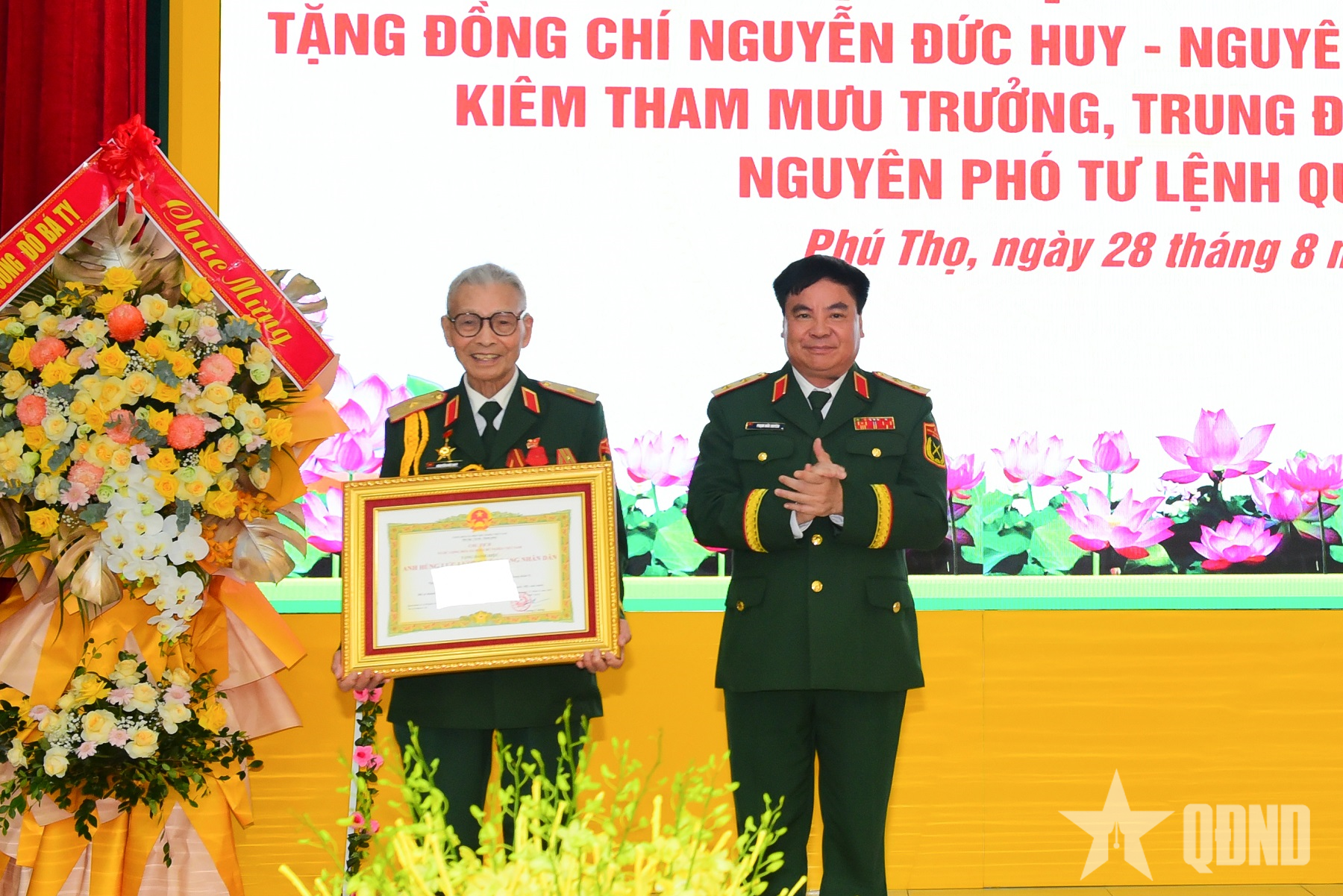 Thiếu tướng Nguyễn Đức Huy nhận danh hiệu Anh hùng Lực lượng vũ trang nhân dân