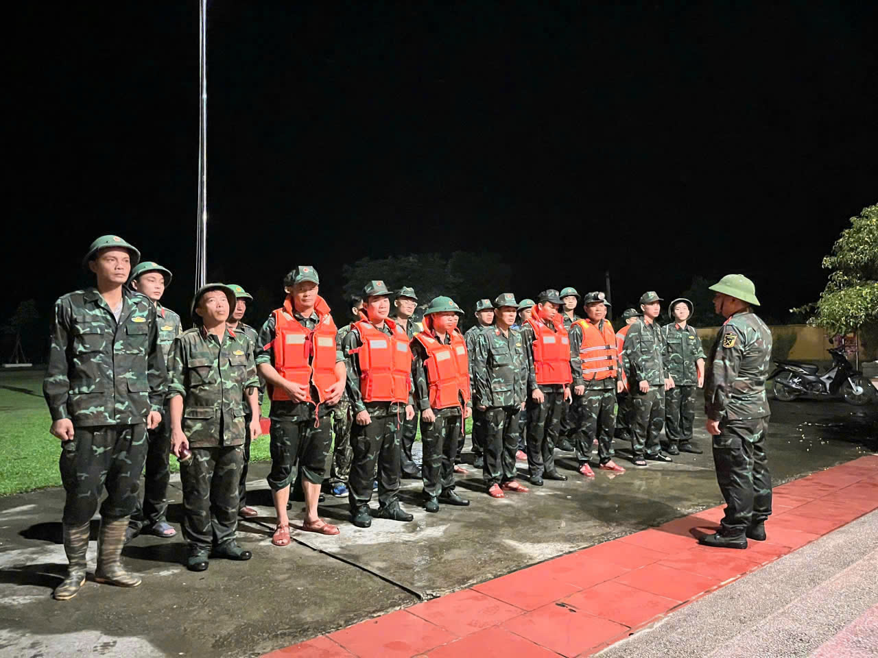 Bộ đội Kho 671 giúp dân di chuyển tài sản thoát khỏi lũ dữ trong đêm