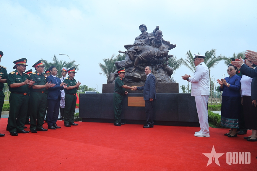 Thượng tướng Hoàng Xuân Chiến chủ trì lễ gắn biển công trình tưởng niệm chiến sĩ quốc tế tại Bảo tàng Lịch sử Quân sự Việt Nam