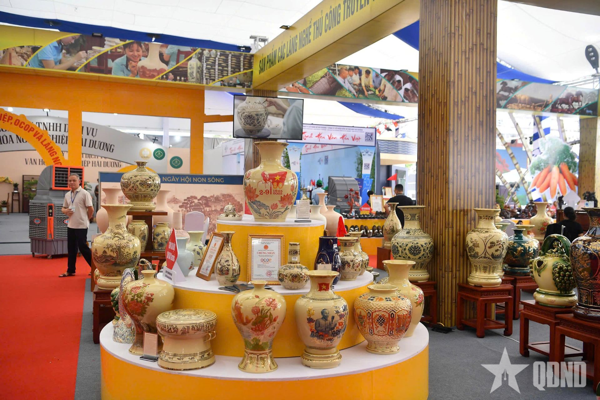 Gốm Chu Đậu-Bản sắc Việt tại Triển lãm thành tựu đất nước