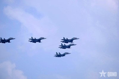 View - 	Xem Su-30MK2 bay luyện tập qua Quảng trường Ba Đình