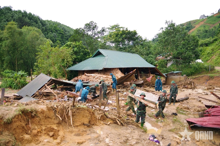 Quân khu 4 huy động thêm 300 cán bộ, chiến sĩ hỗ trợ nhân dân xã Yên Nhân