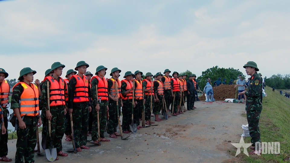 Lực lượng vũ trang tỉnh Thanh Hóa khẩn trương gia cố đê sông Mã