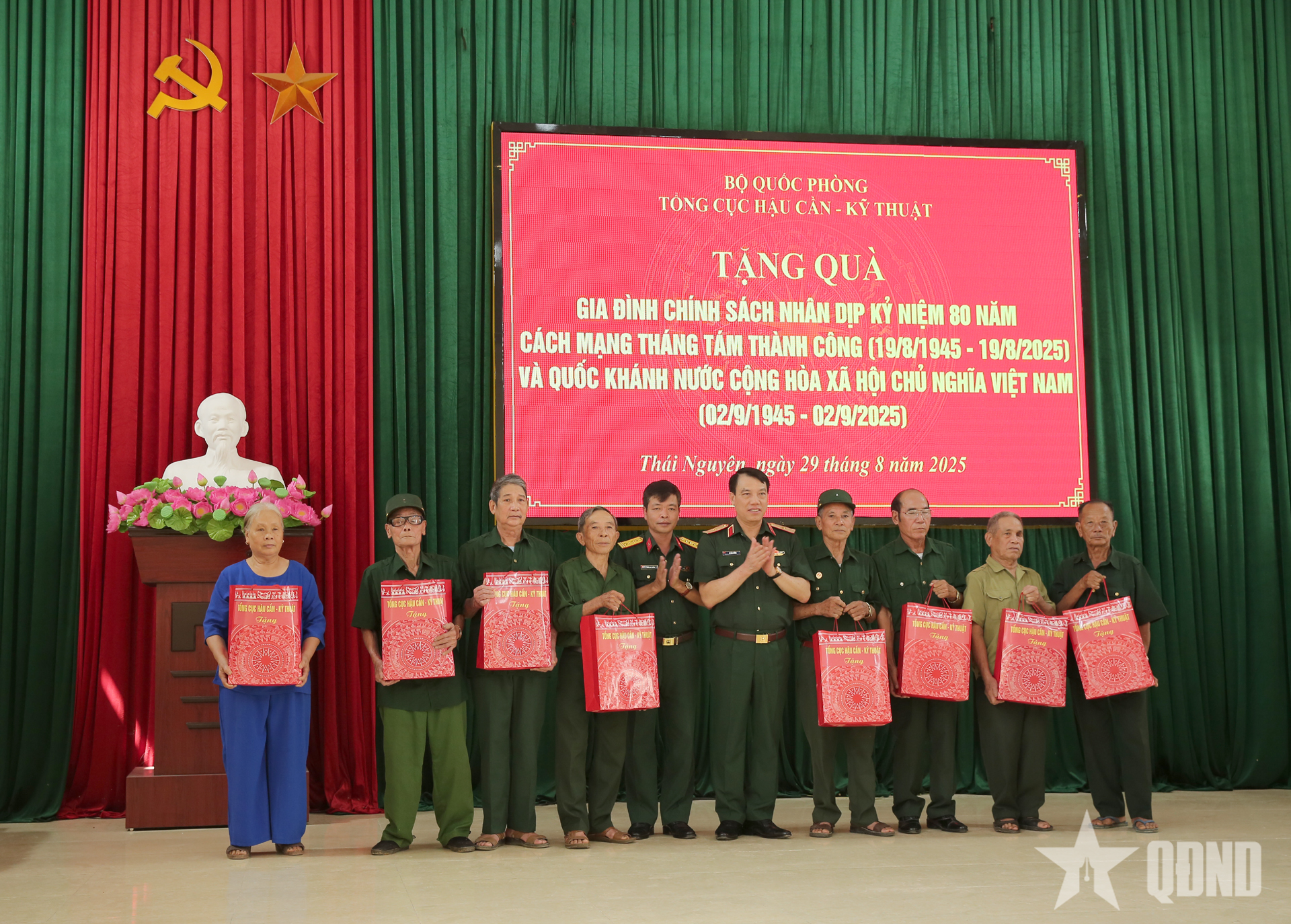 Tổng cục Hậu cần - Kỹ thuật trao quà tặng các gia đình chính sách xã Bình Yên, tỉnh Thái Nguyên