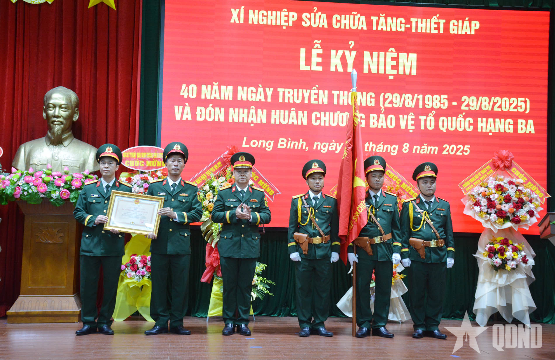 Xí nghiệp Sửa chữa Tăng thiết giáp đón nhận Huân chương Bảo vệ Tổ quốc hạng Ba