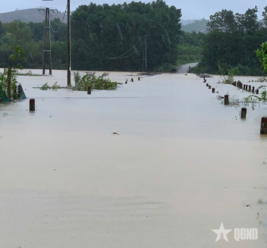 Hà Tĩnh: Mưa lớn khiến nhiều nơi ngập lụt, chia cắt, hàng trăm hộ dân phải di dời