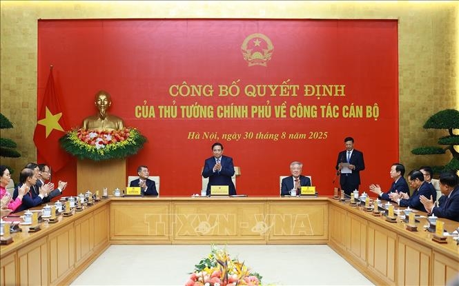 Thủ tướng Phạm Minh Chính trao quyết định giao Quyền Bộ trưởng Bộ Ngoại giao đối với đồng chí Lê Hoài Trung
