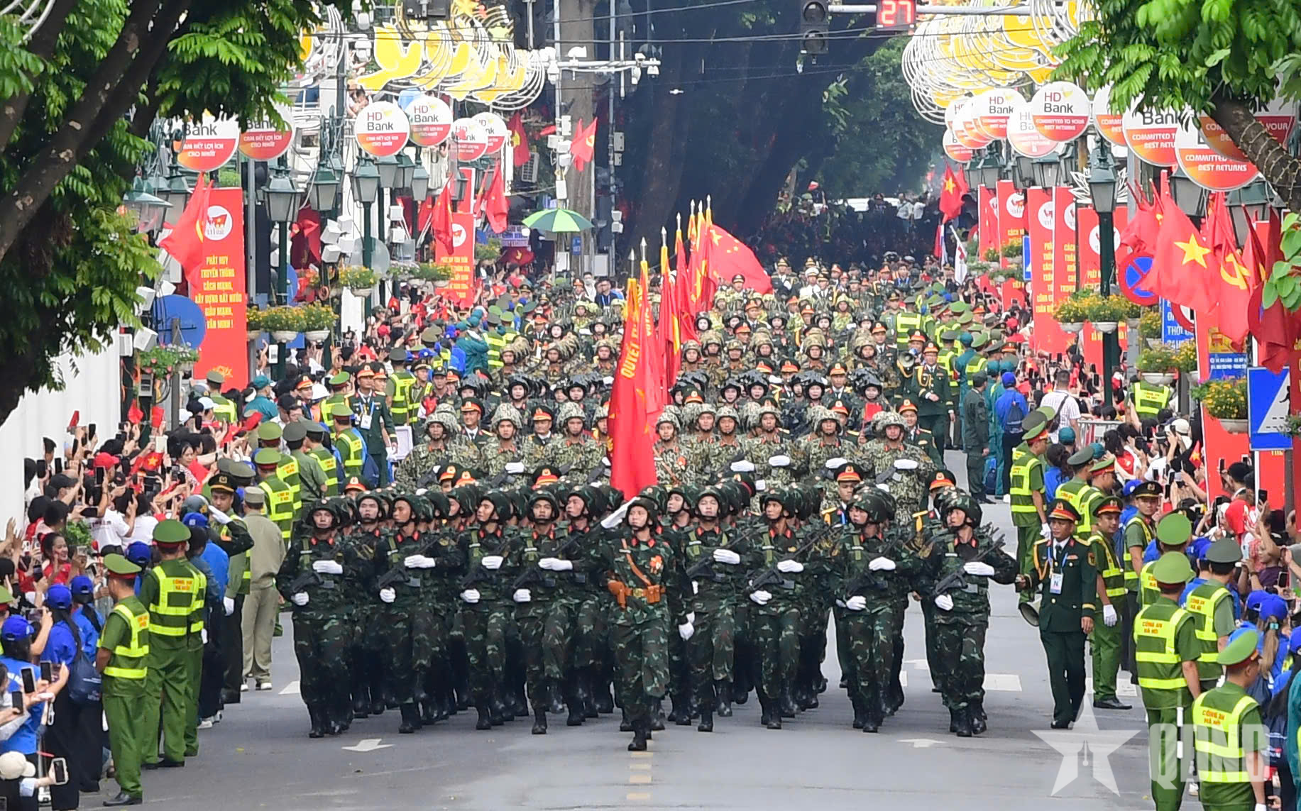 Hàng chục vạn người dân hòa cùng lực lượng diễu binh, diễu hành trên các tuyến phố Hà Nội
