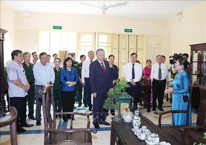 Tổng Bí thư Tô Lâm dâng hương tưởng niệm Chủ tịch Hồ Chí Minh tại Di tích nhà số 48 Hàng Ngang, Hà Nội