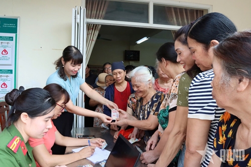 Phường Sơn Tây bắt đầu chi trả tiền quà của Đảng, Nhà nước đến người dân dịp Quốc khánh