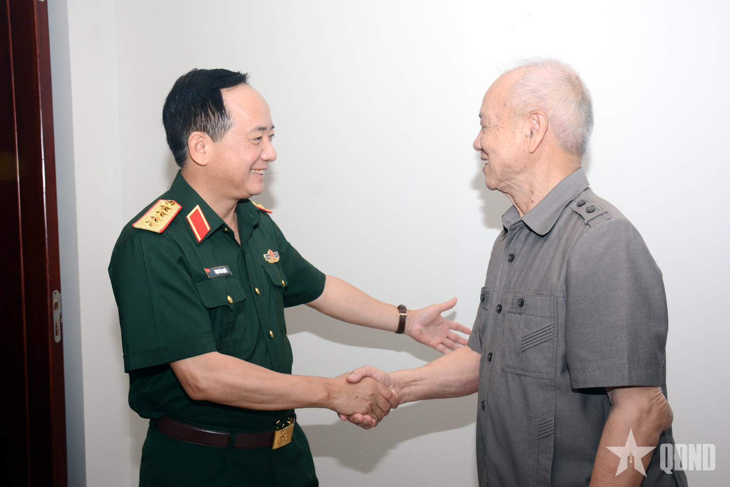 Đại tướng Trịnh Văn Quyết thăm, tặng quà các đồng chí nguyên lãnh đạo Bộ Quốc phòng