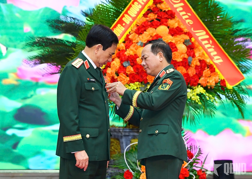 Trao huân chương tặng các đồng chí lãnh đạo Bộ Quốc phòng