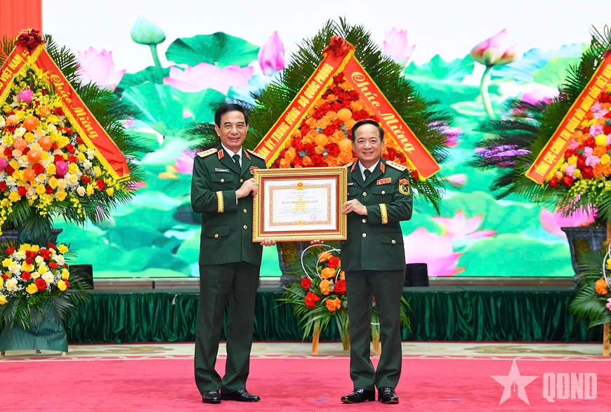 Trao huân chương tặng các đồng chí lãnh đạo Bộ Quốc phòng