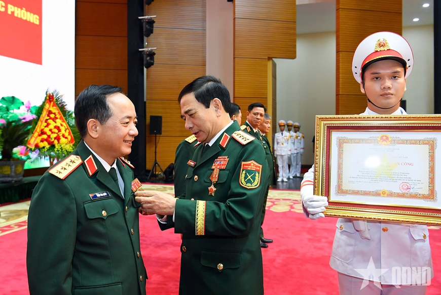 Trao huân chương tặng các đồng chí lãnh đạo Bộ Quốc phòng