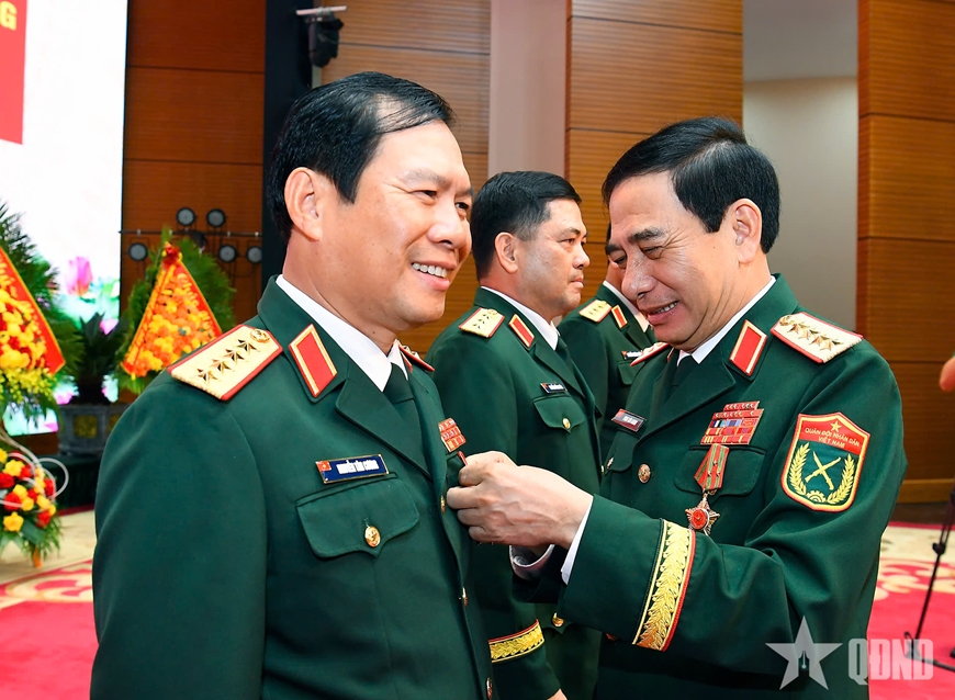 Trao huân chương tặng các đồng chí lãnh đạo Bộ Quốc phòng