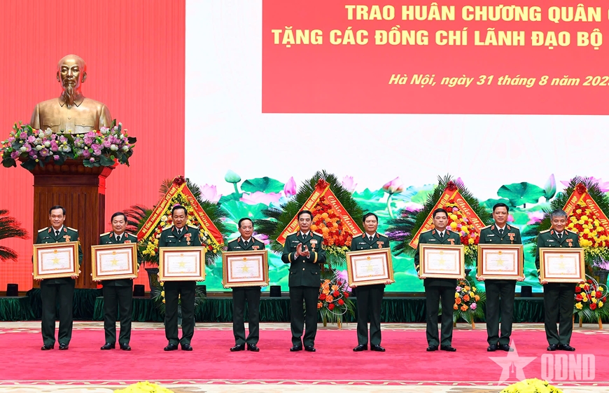 Trao huân chương tặng các đồng chí lãnh đạo Bộ Quốc phòng
