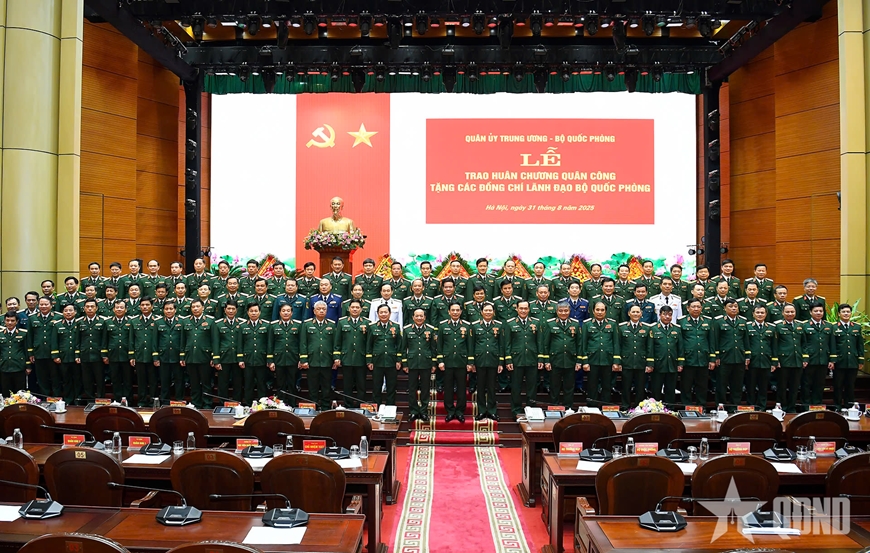 Trao huân chương tặng các đồng chí lãnh đạo Bộ Quốc phòng