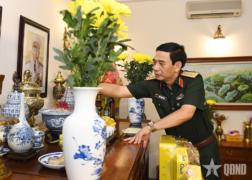 Đại tướng Phan Văn Giang dâng hương, tưởng niệm Chủ tịch Hồ Chí Minh và tri ân các đồng chí nguyên lãnh đạo Đảng, Nhà nước, Quân đội