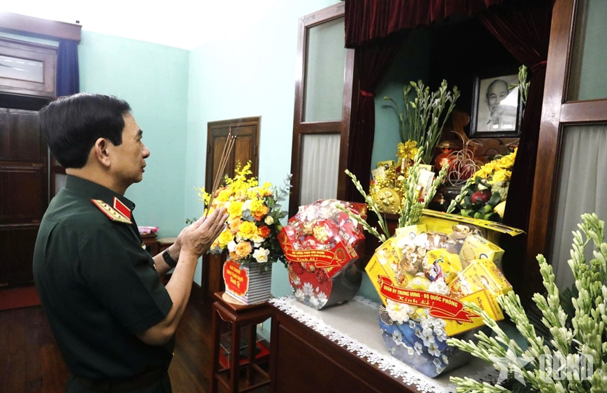 Đại tướng Phan Văn Giang dâng hương, tưởng niệm Chủ tịch Hồ Chí Minh và tri ân các đồng chí nguyên lãnh đạo Đảng, Nhà nước, Quân đội