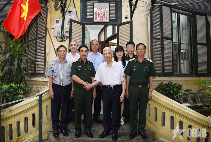 Đại tướng Phan Văn Giang dâng hương, tưởng niệm Chủ tịch Hồ Chí Minh và tri ân các đồng chí nguyên lãnh đạo Đảng, Nhà nước, Quân đội