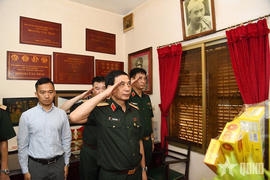 Đại tướng Phan Văn Giang dâng hương, tưởng niệm Chủ tịch Hồ Chí Minh và tri ân các đồng chí nguyên lãnh đạo Đảng, Nhà nước, Quân đội
