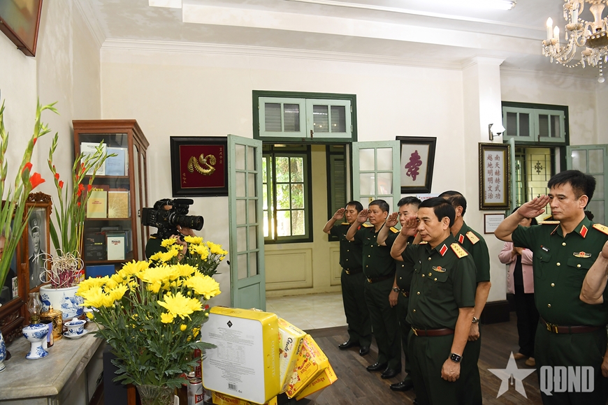 Đại tướng Phan Văn Giang dâng hương, tưởng niệm Chủ tịch Hồ Chí Minh và tri ân các đồng chí nguyên lãnh đạo Đảng, Nhà nước, Quân đội