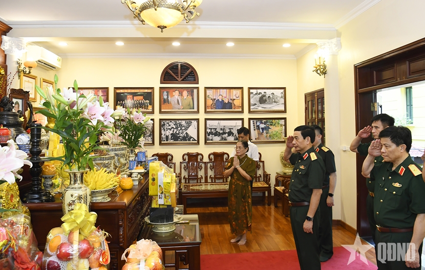 Đại tướng Phan Văn Giang dâng hương, tưởng niệm Chủ tịch Hồ Chí Minh và tri ân các đồng chí nguyên lãnh đạo Đảng, Nhà nước, Quân đội
