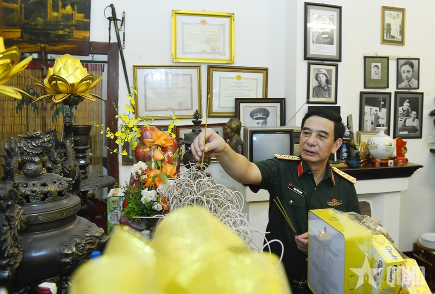 Đại tướng Phan Văn Giang dâng hương, tưởng niệm Chủ tịch Hồ Chí Minh và tri ân các đồng chí nguyên lãnh đạo Đảng, Nhà nước, Quân đội