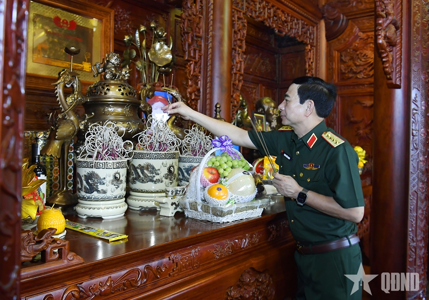 Đại tướng Phan Văn Giang dâng hương, tưởng niệm Chủ tịch Hồ Chí Minh và tri ân các đồng chí nguyên lãnh đạo Đảng, Nhà nước, Quân đội