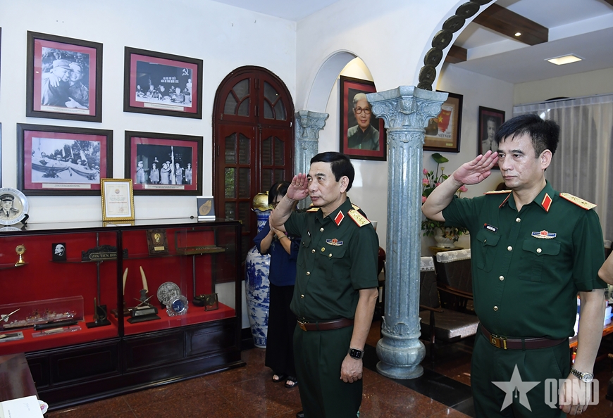 Đại tướng Phan Văn Giang dâng hương, tưởng niệm Chủ tịch Hồ Chí Minh và tri ân các đồng chí nguyên lãnh đạo Đảng, Nhà nước, Quân đội