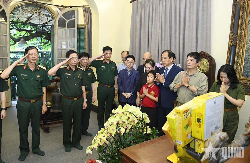 Đại tướng Phan Văn Giang dâng hương, tưởng niệm Chủ tịch Hồ Chí Minh và tri ân các đồng chí nguyên lãnh đạo Đảng, Nhà nước, Quân đội