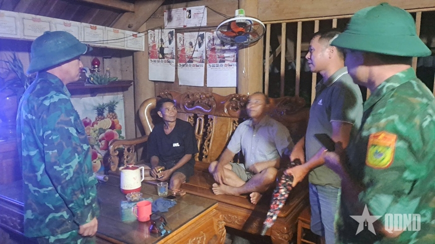 Khẩn trương di dời dân trong đêm do mưa lũ