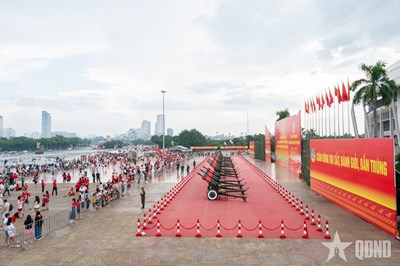 View - 	Người dân tập trung chụp ảnh trước SVĐ Mỹ Đình trước ngày đại lễ