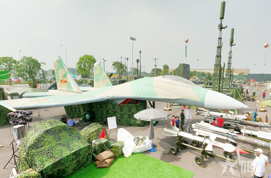 Tiêm kích Su-30 “giả mà thật” tại Triển lãm thành tựu đất nước