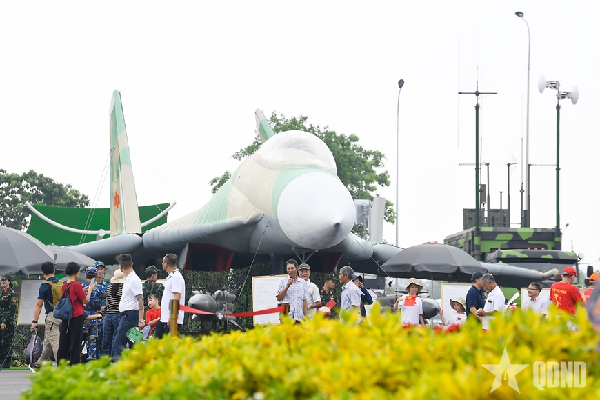 Tiêm kích Su-30 “giả mà thật” tại Triển lãm thành tựu đất nước