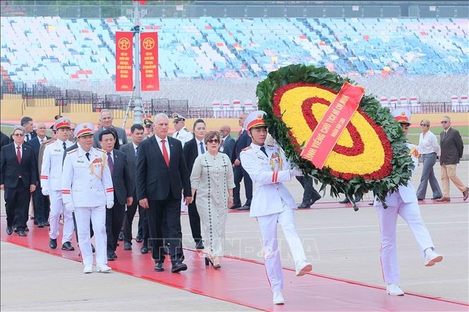 Bí thư thứ Nhất, Chủ tịch nước Cuba Miguel Díaz-Canel Bermúdez vào Lăng viếng Chủ tịch Hồ Chí Minh