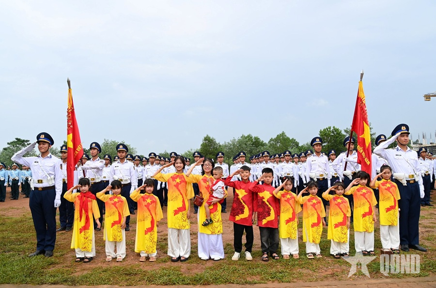 Nhân dân cổ vũ, động viên các lực lượng diễu binh, diễu hành của Quân khu 2 trước khi cơ động thực hiện nhiệm vụ