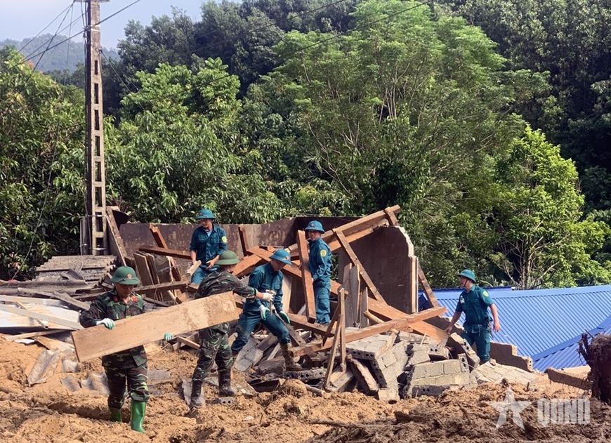 Lực lượng vũ trang tỉnh Thanh Hóa nỗ lực giúp đỡ nhân dân vùng lũ