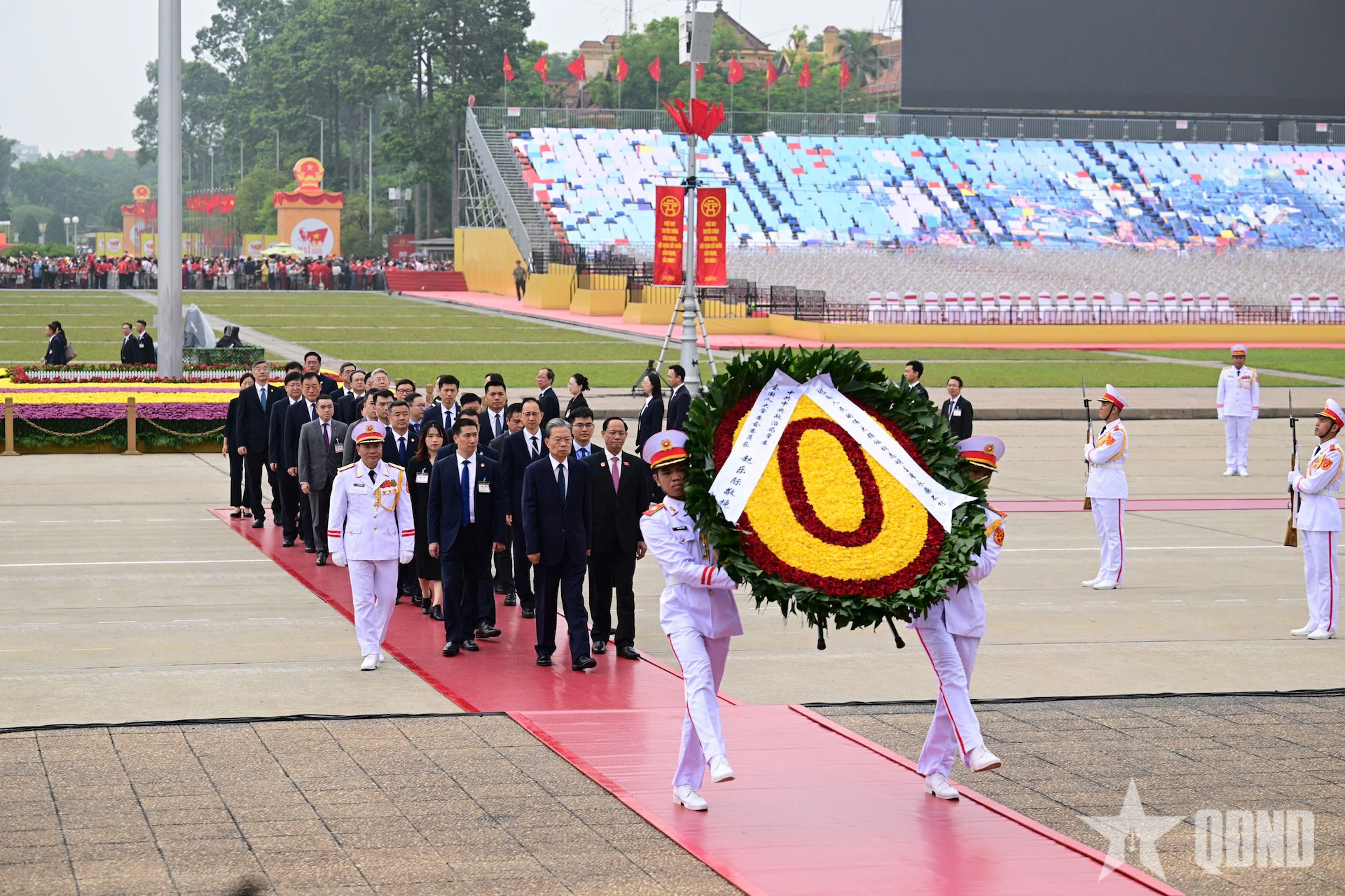 Ủy viên trưởng Nhân đại toàn quốc Trung Quốc vào Lăng viếng Chủ tịch Hồ Chí Minh